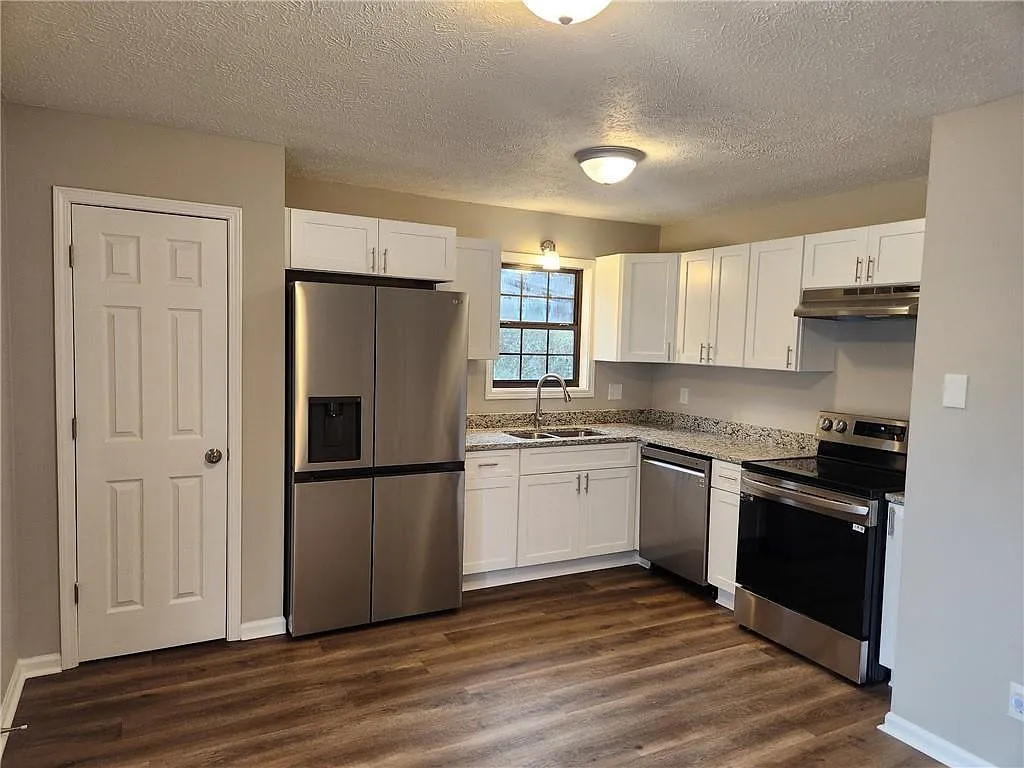 2 bed, 2.5 bath, 2400 sqft, $1,650 — Photo 2