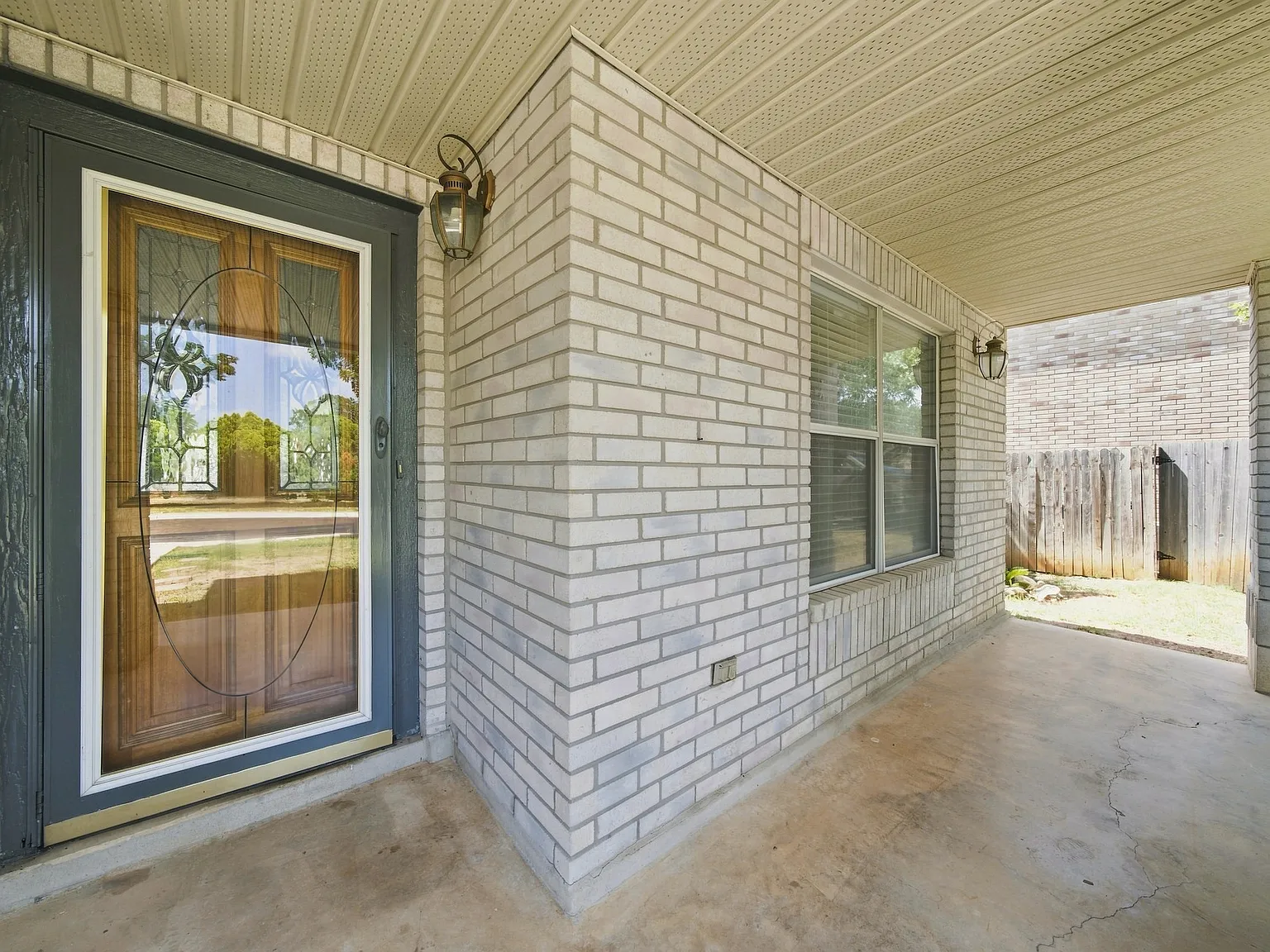 4 bed, 2.5 bath, 2637 sqft, $2,350 — Photo 2