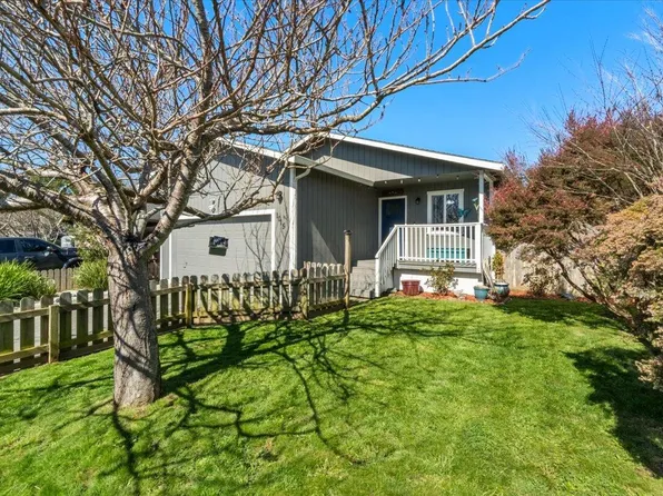 1015 Oakwood Ct, McKinleyville, CA 95519