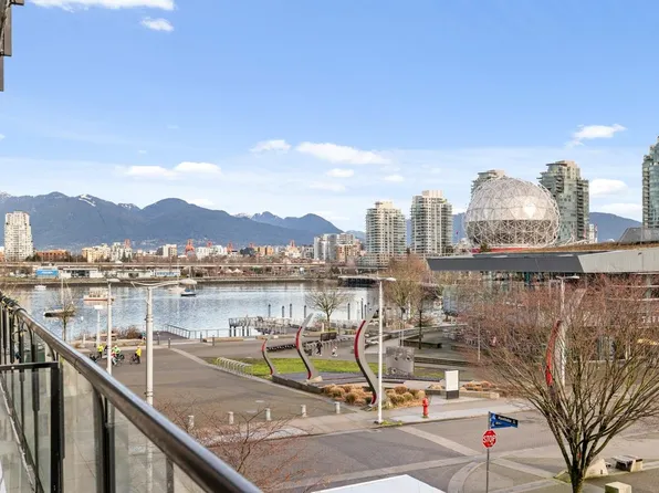 1625 Manitoba St #302, Vancouver, BC V5Y 0B8