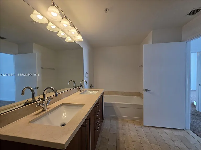 1111 SW 1st Ave #1823 — Photo 6