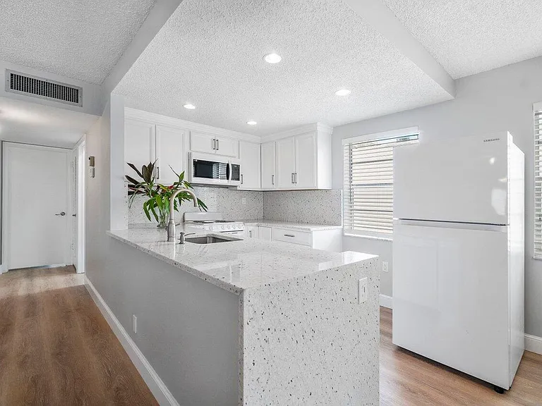 283 Normandy Ln #F — Photo 3