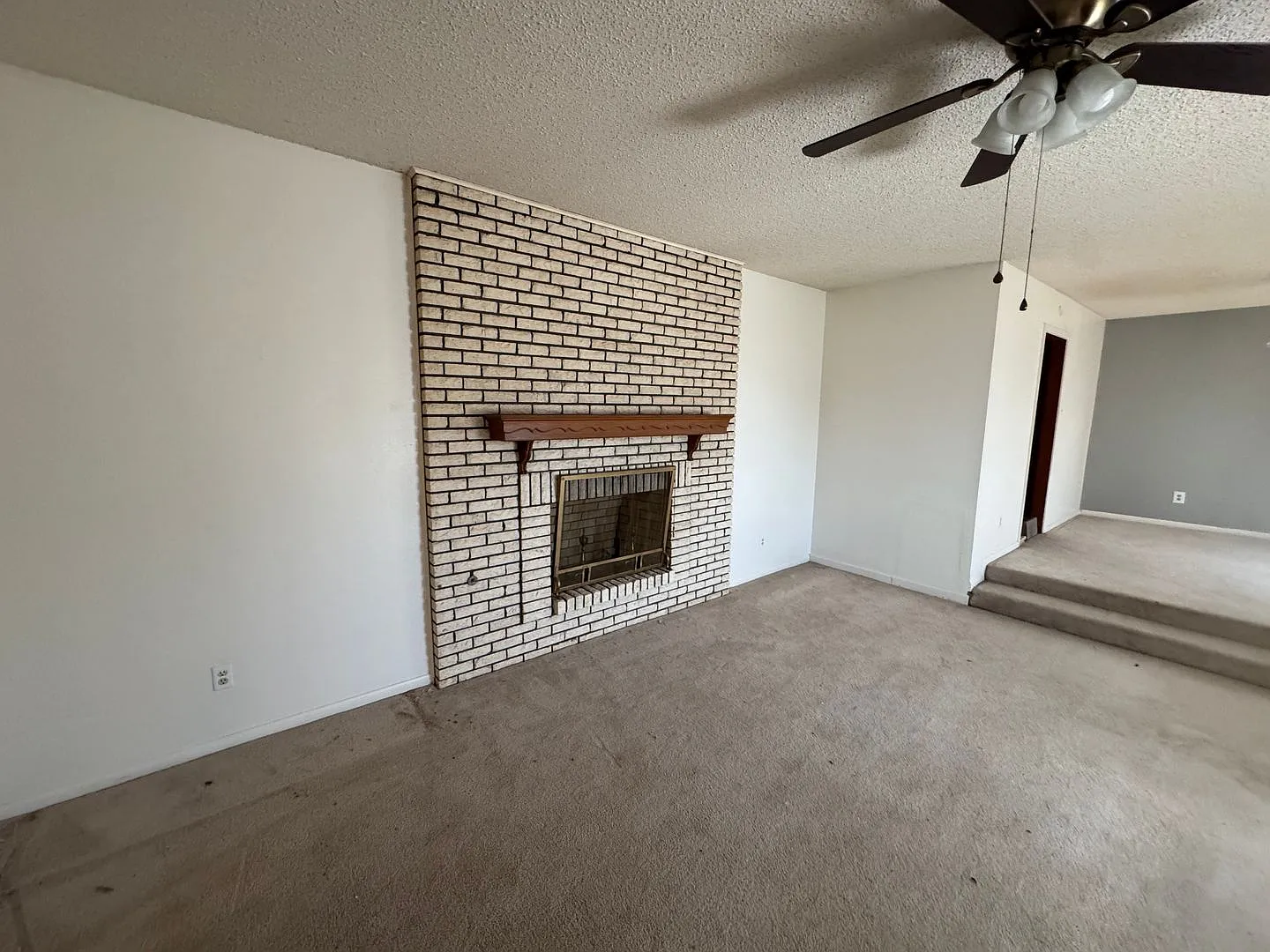 Spacious 3 bed, 3 bath home on corner lot! — Photo 2