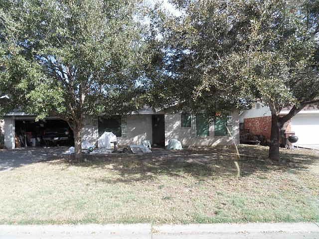 1st image of 912 W Ave I