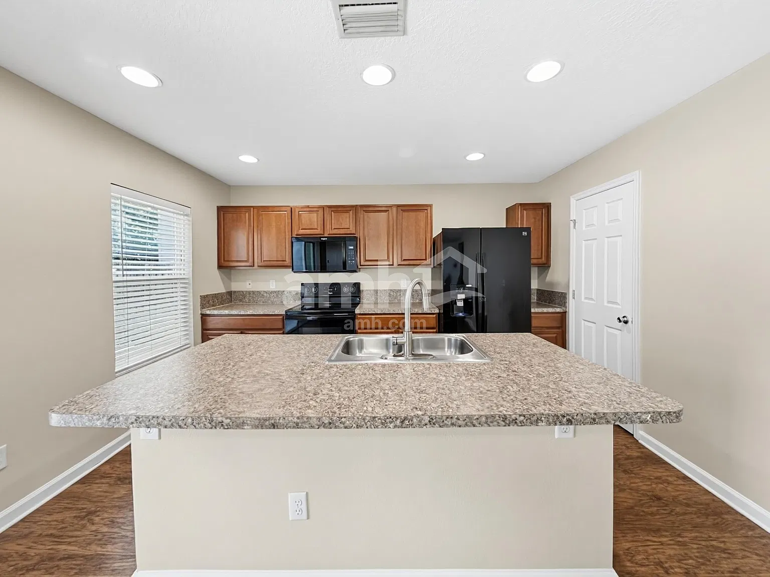 3 bed, 2.0 bath, 1598 sqft, $2,055 — Photo 4