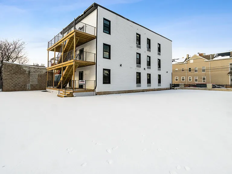 124-128 Putnam St #1 — Photo 16