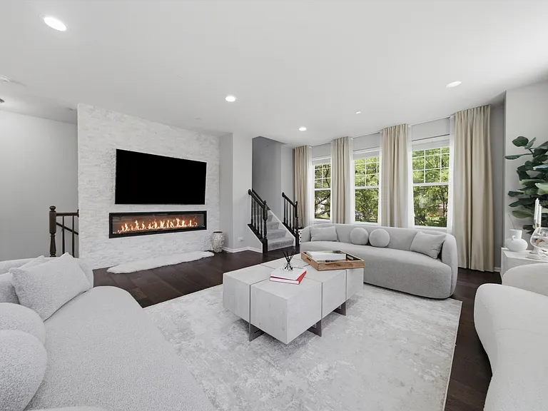 130 Waterbury Cir — Photo 3
