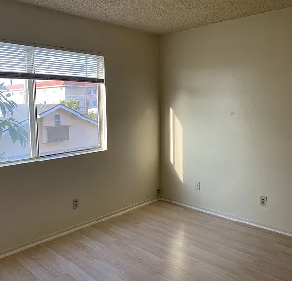13415 Doty Ave — Photo 8