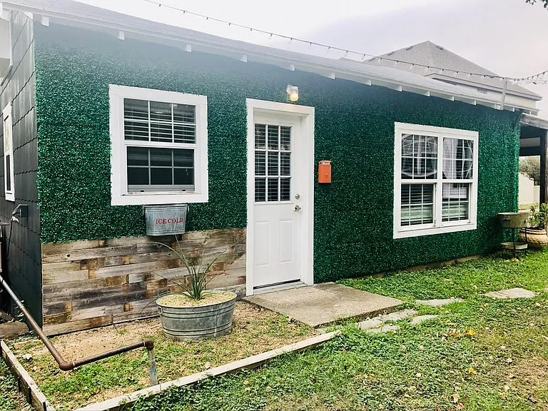 1621 Belle Pl — Photo 2