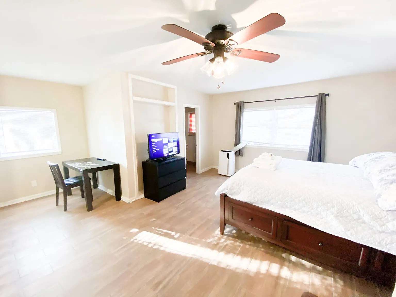 Studio, 900 sqft, $1,350 — Photo 2
