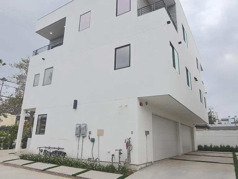 13822 Oxnard St — Photo 14