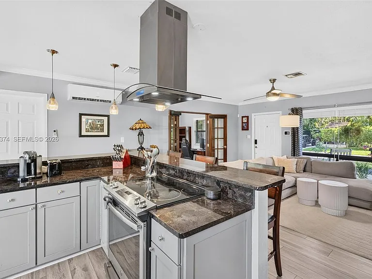 300 NW 28th St — Photo 18