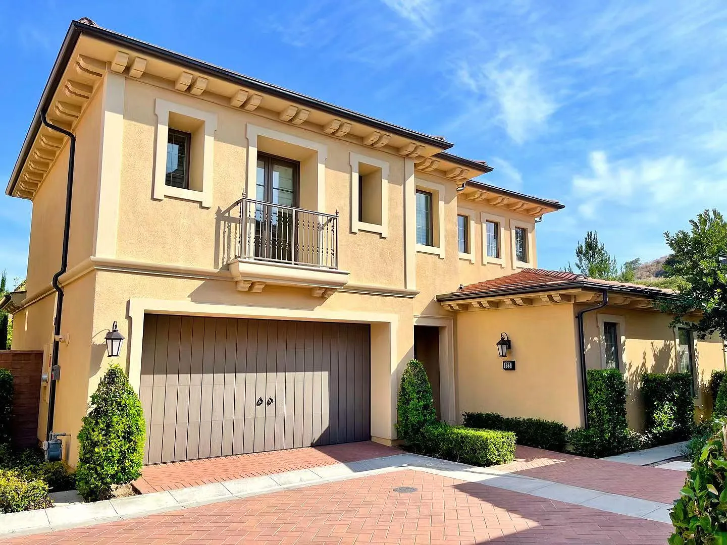 4 bed, 3.5 bath, 2402 sqft, $5,900 — Photo 1