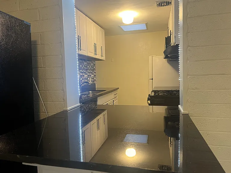 1421 E Elm St — Photo 12