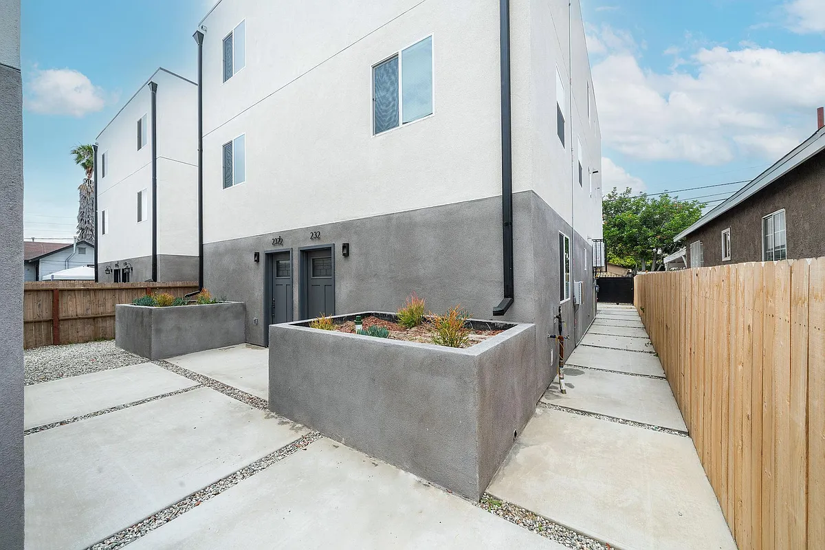 Building Photo - 232 1/2 E 84th St