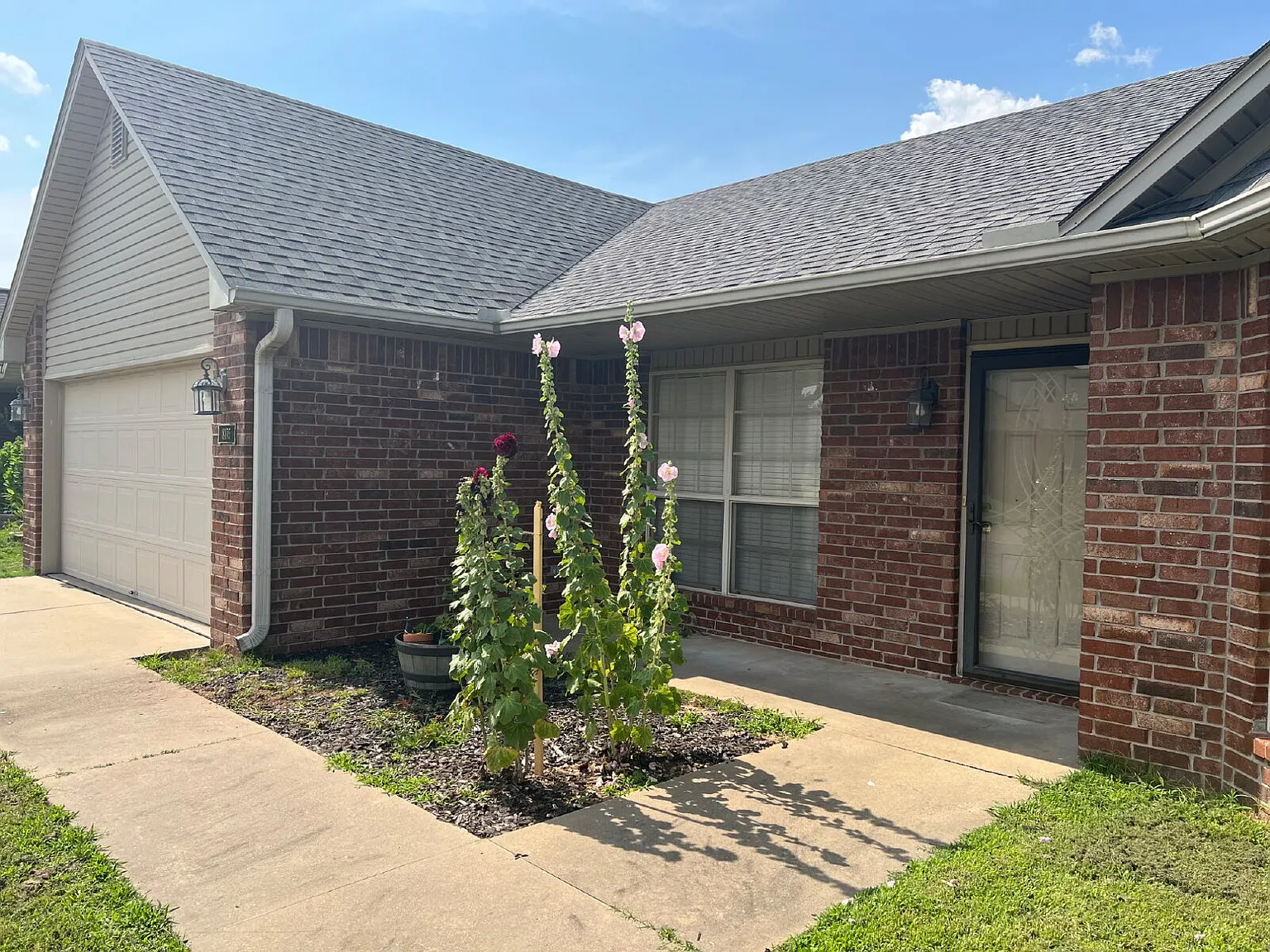 3 bed, 2.0 bath, 1281 sqft, $1,500 — Photo 2
