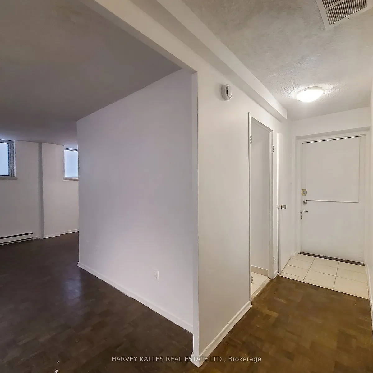 Building Photo - 570 Eglinton Ave W #4