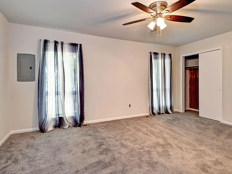 1007 N Green Dr — Photo 7
