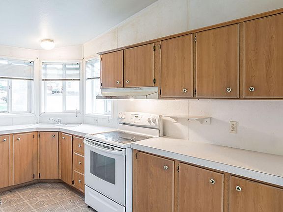4th image of 2840 NE 45th St