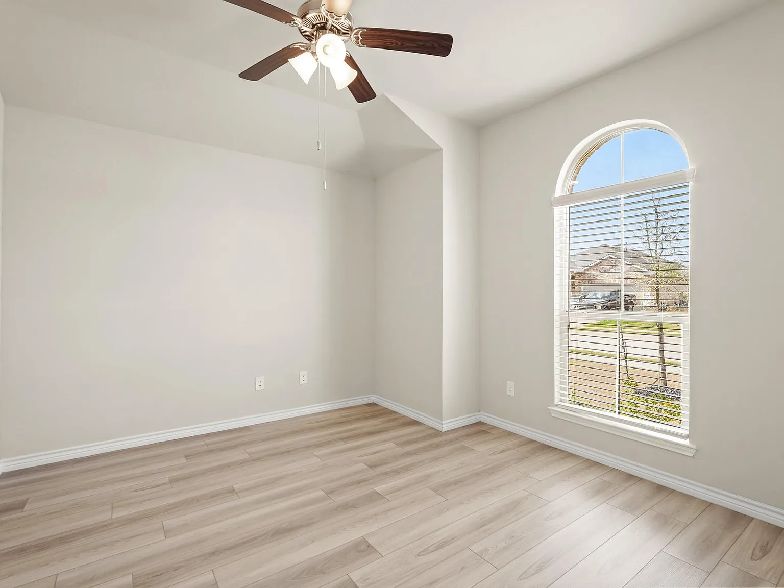 4 bed, 2.0 bath, 2113 sqft, $2,200 — Photo 4