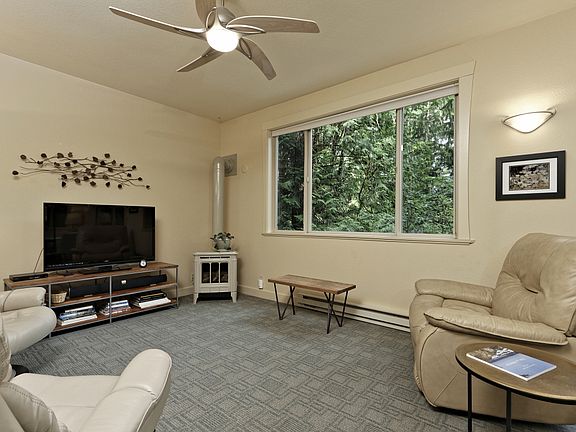 4th image of 588 E Pointes Dr W