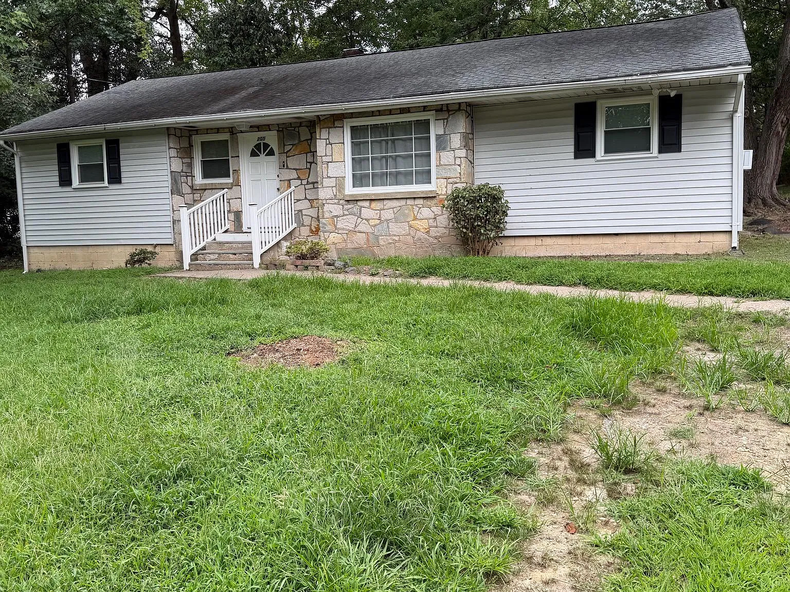 4 bed, $2,100 — Photo 2