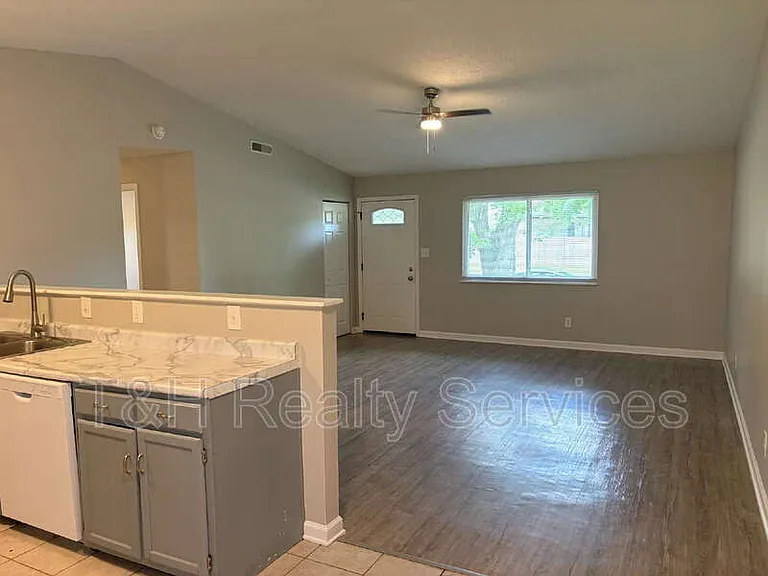 8705 Zephyr Dr — Photo 4