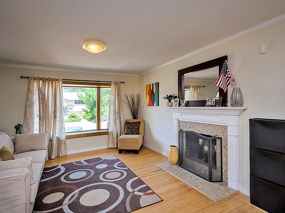 3rd image of 2555 Maywood Dr