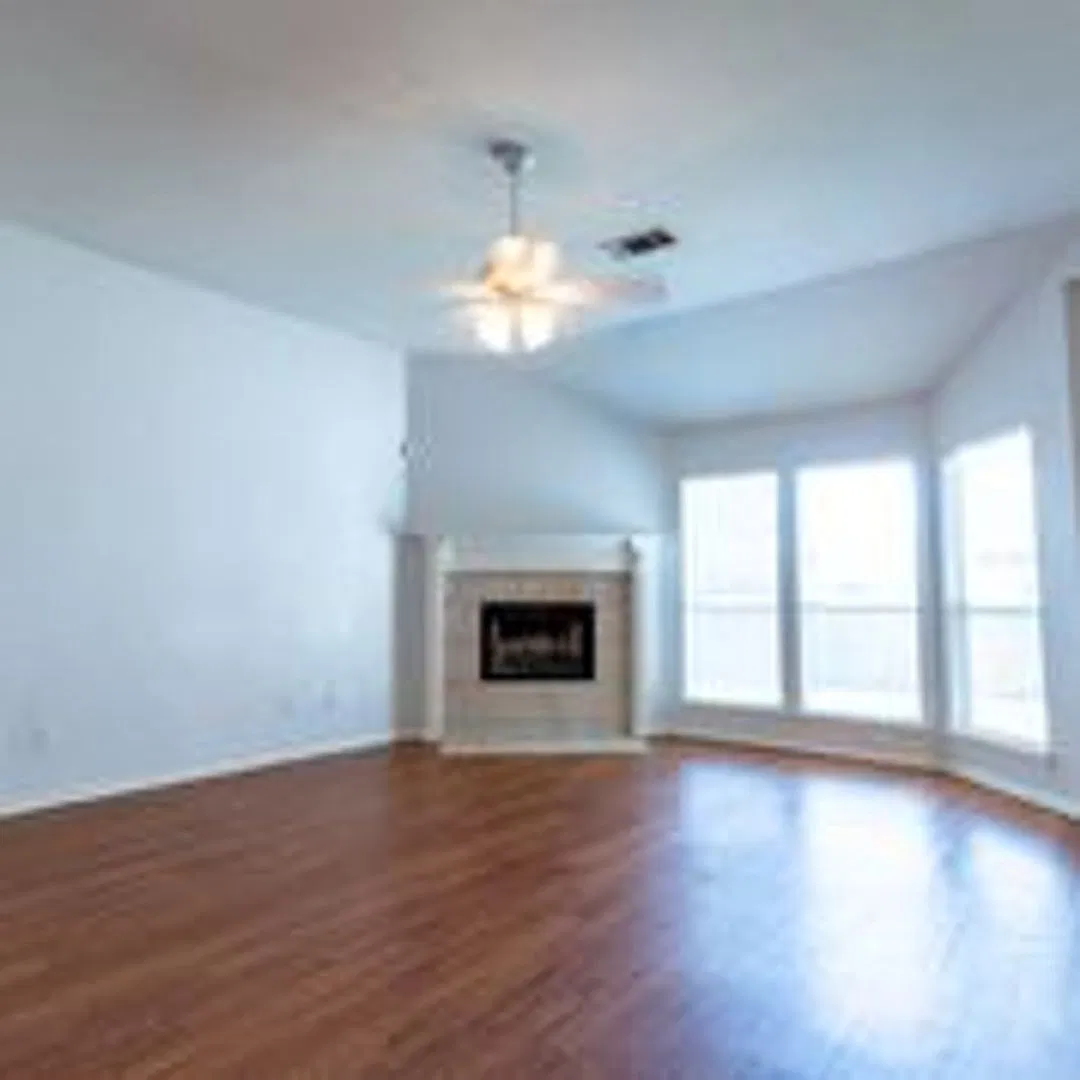 Awesome Home-Great Location — Photo 3
