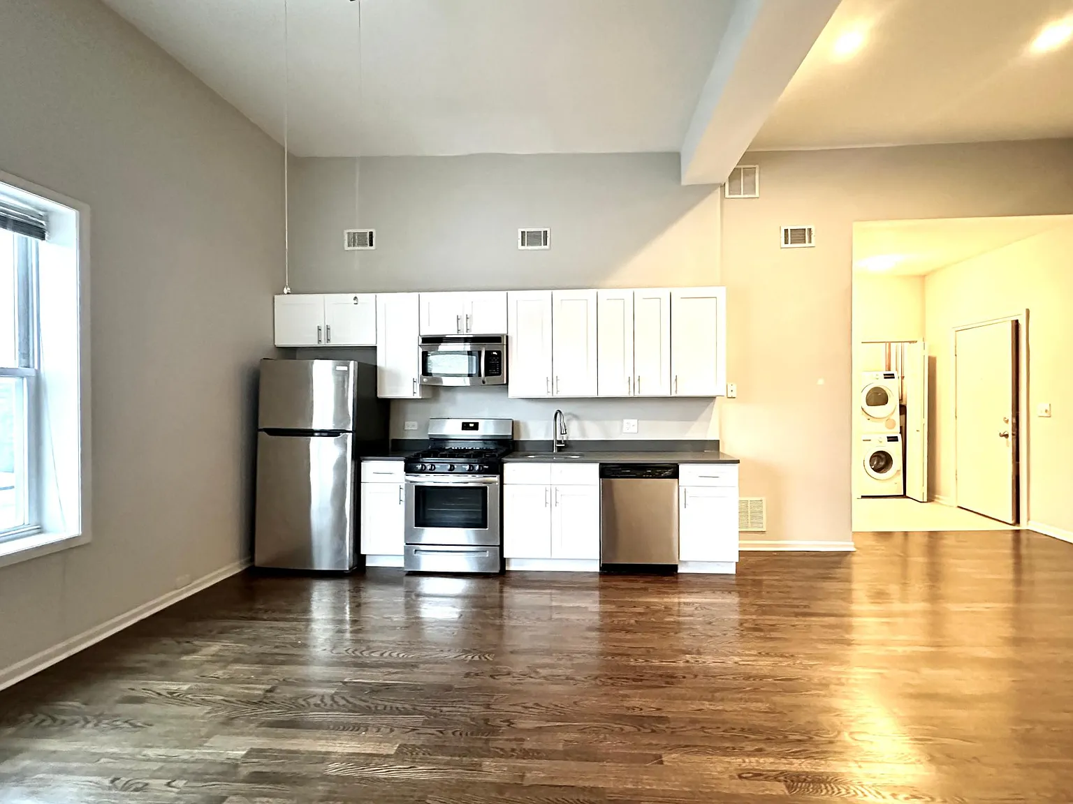 2 bed, 900 sqft, $3,310 — Photo 3