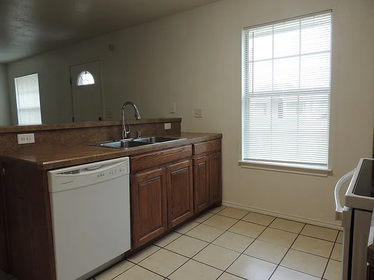 930 Edwards St — Photo 5