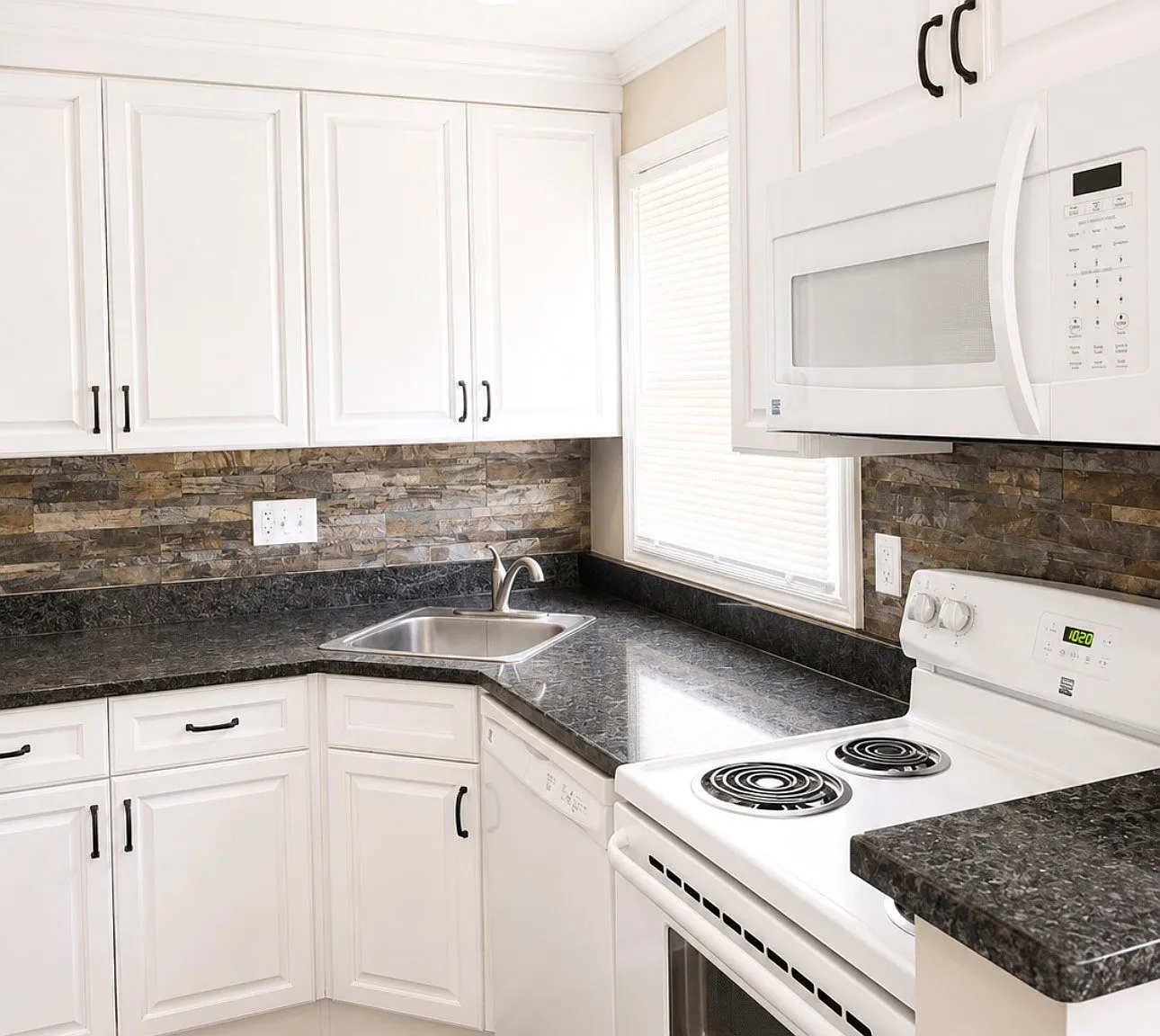 4 bed, 1.5 bath, 1620 sqft, $3,200 — Photo 1