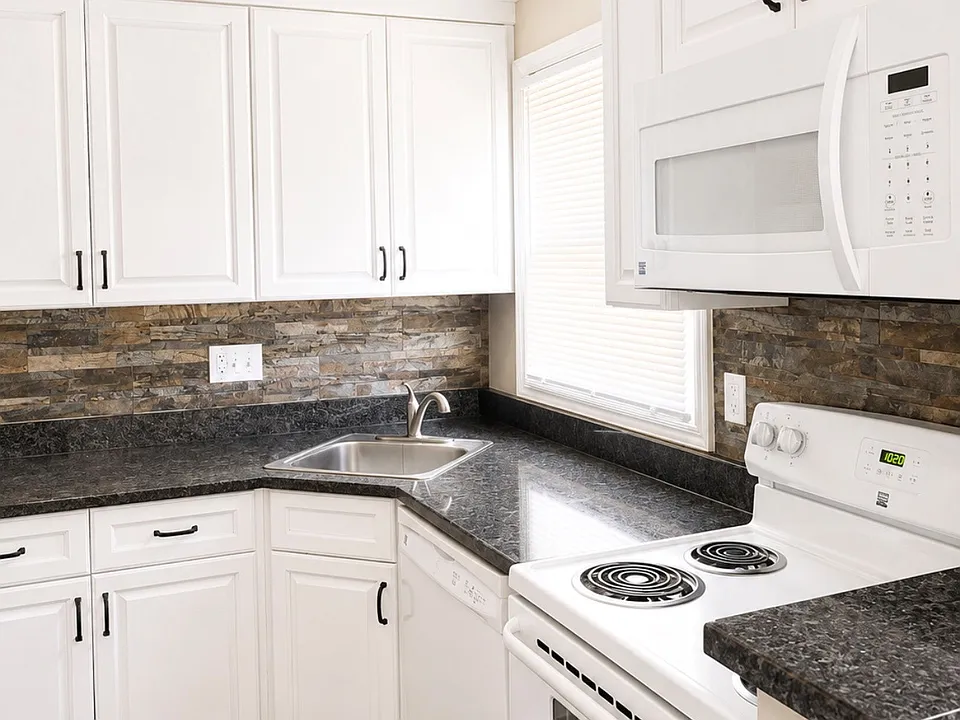24 Hobart Ln #24