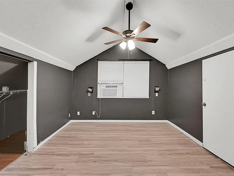 310 N Rock Island St — Photo 11