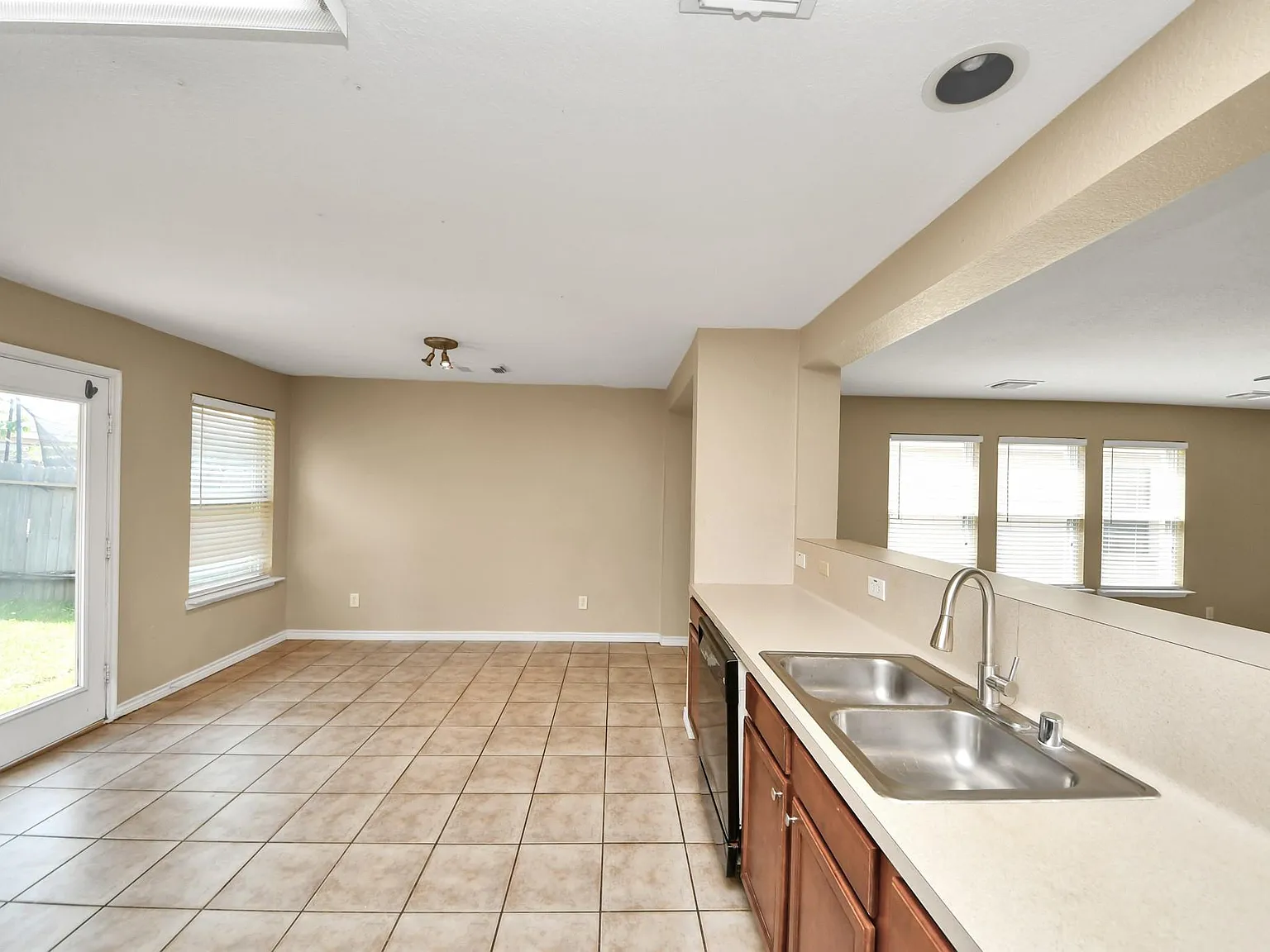 3 bed, 2.0 bath, 1818 sqft, $1,850 — Photo 2