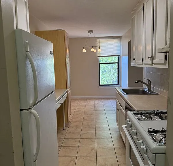 70K Shrewsbury Green Dr #K — Photo 3
