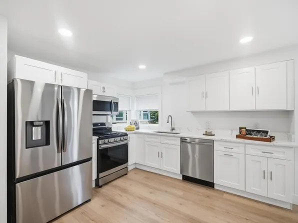 21 Chestnut St, Woburn, MA 01801