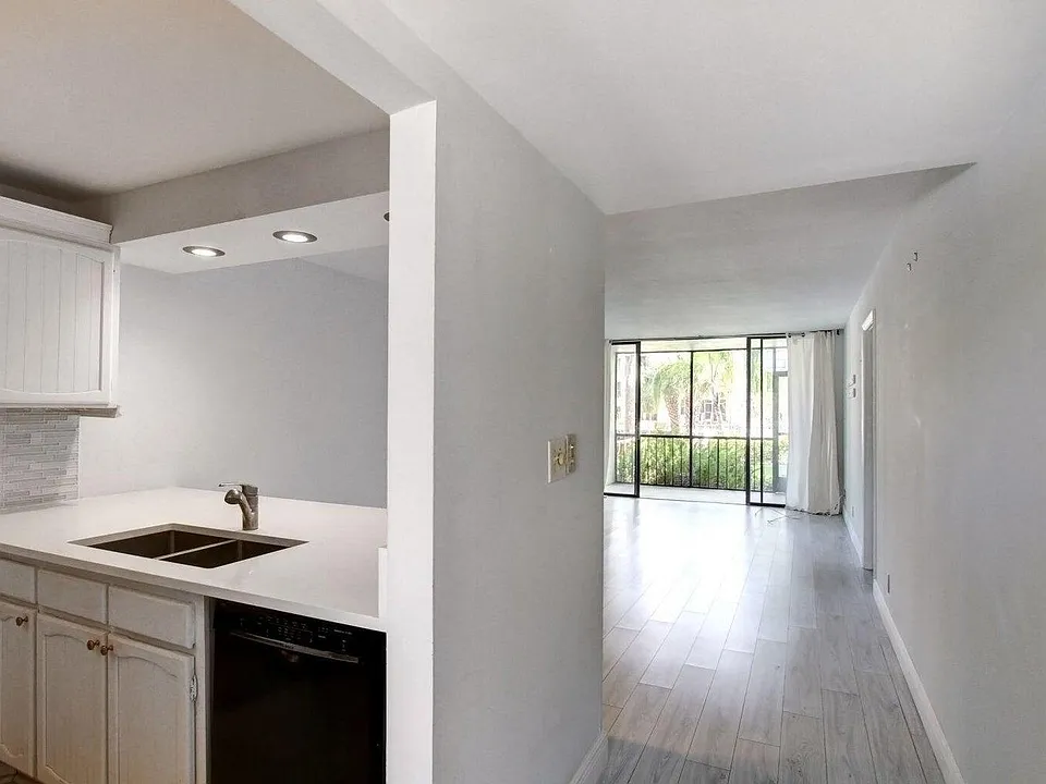 11 Royal Palm Way #1040