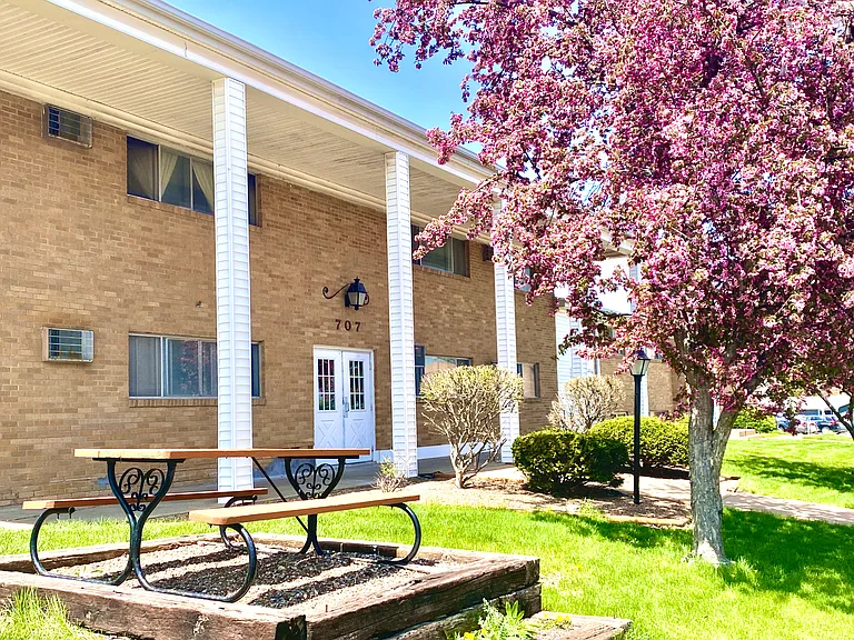 Carriage Hill Apartments — Photo 8