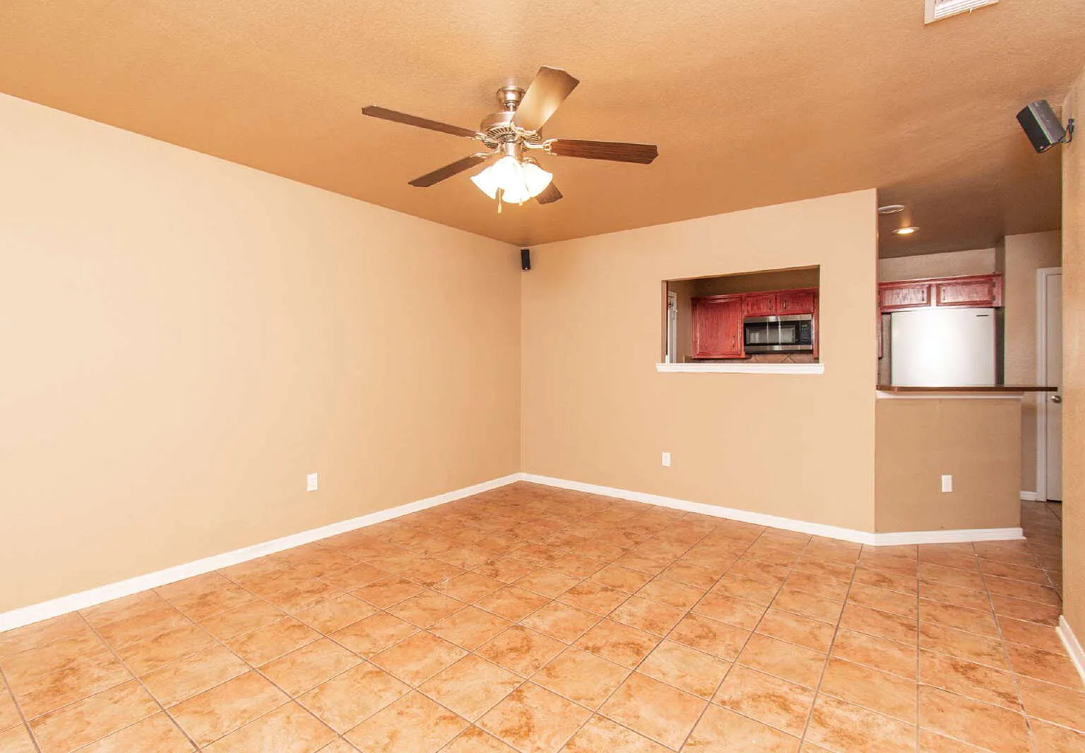 3 bed, 2.0 bath, 1290 sqft, $1,300 — Photo 4