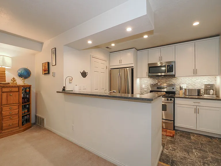 274 E Millpoint Pl — Photo 5