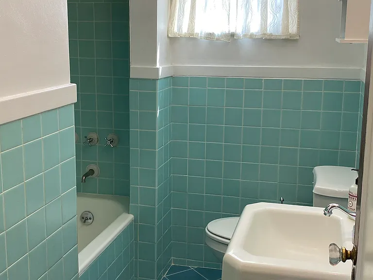 Main floor full bathroom