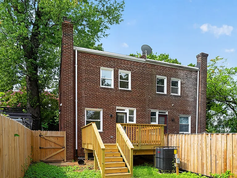 1712 U St SE — Photo 2