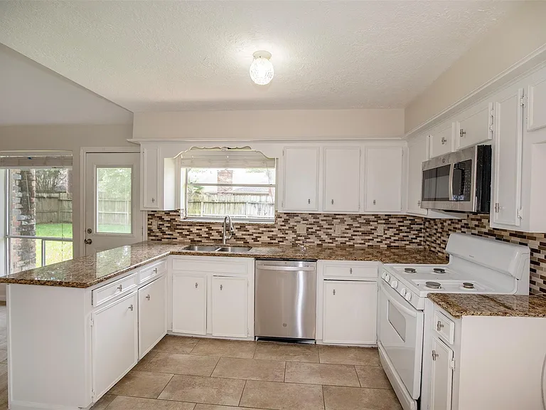 15106 Silverman St — Photo 15
