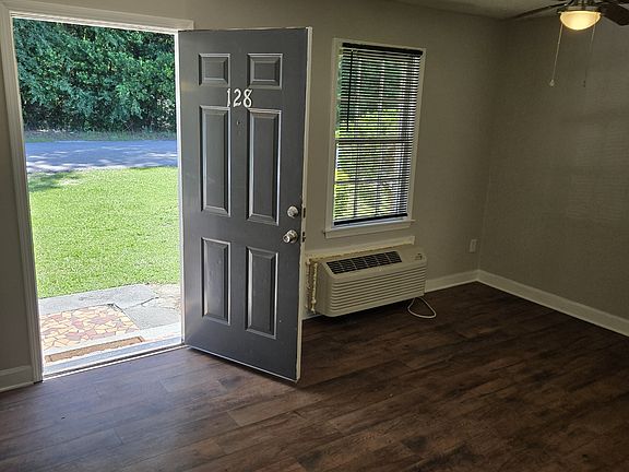 Entryway, Living/Dining Room