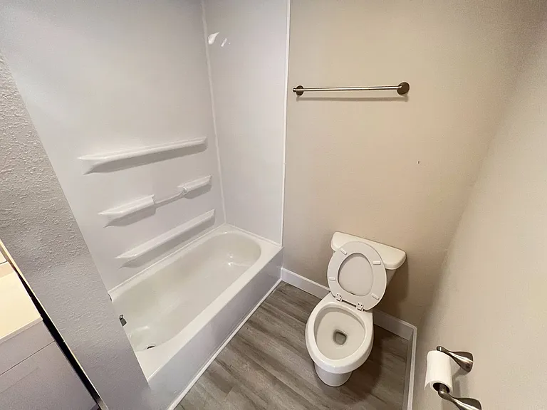 2251 N Rogers Ave — Photo 14