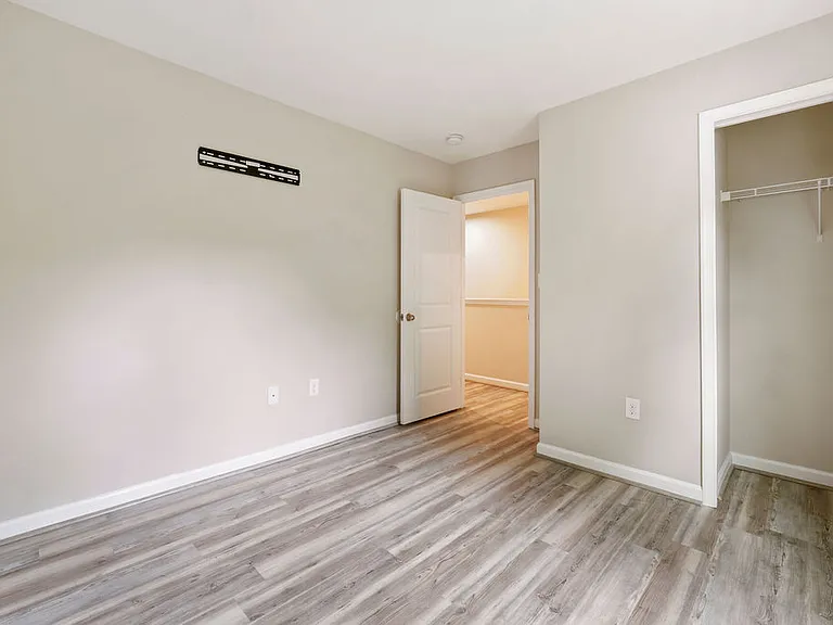 5626 Noble Ave — Photo 12
