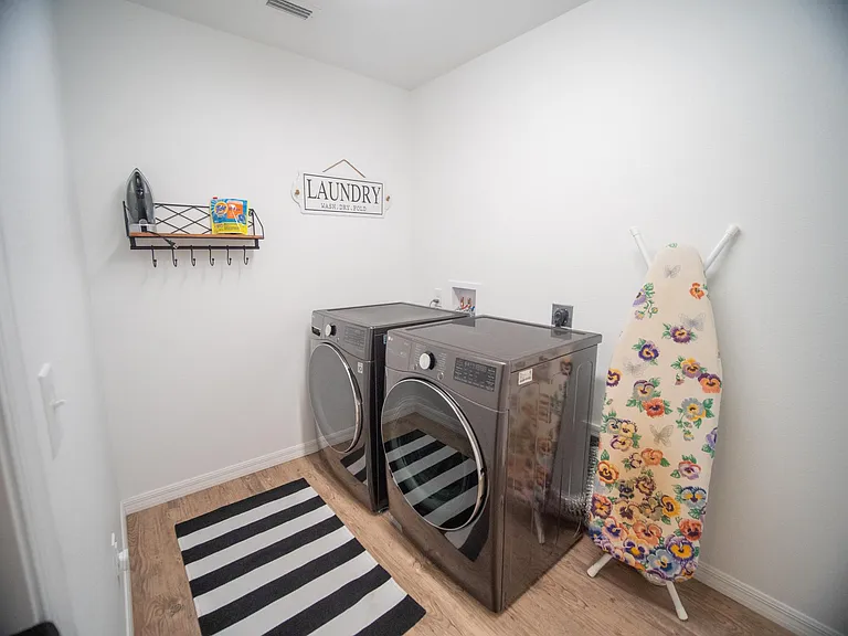 315 SE Lindale Gln — Photo 43