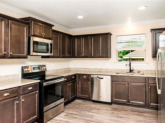 4th image of 8590 Oak Hill Dr