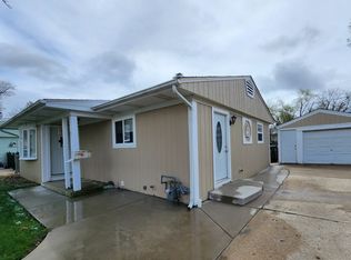 77 Wren Rd, Carpentersville, IL 60110